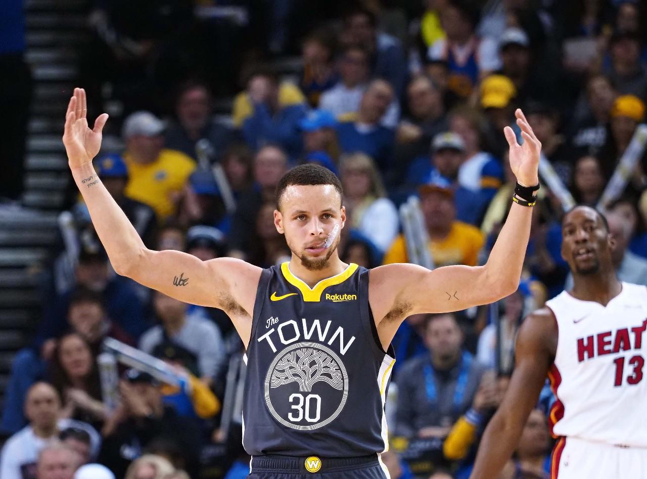 背身拿球时 背身拿球时